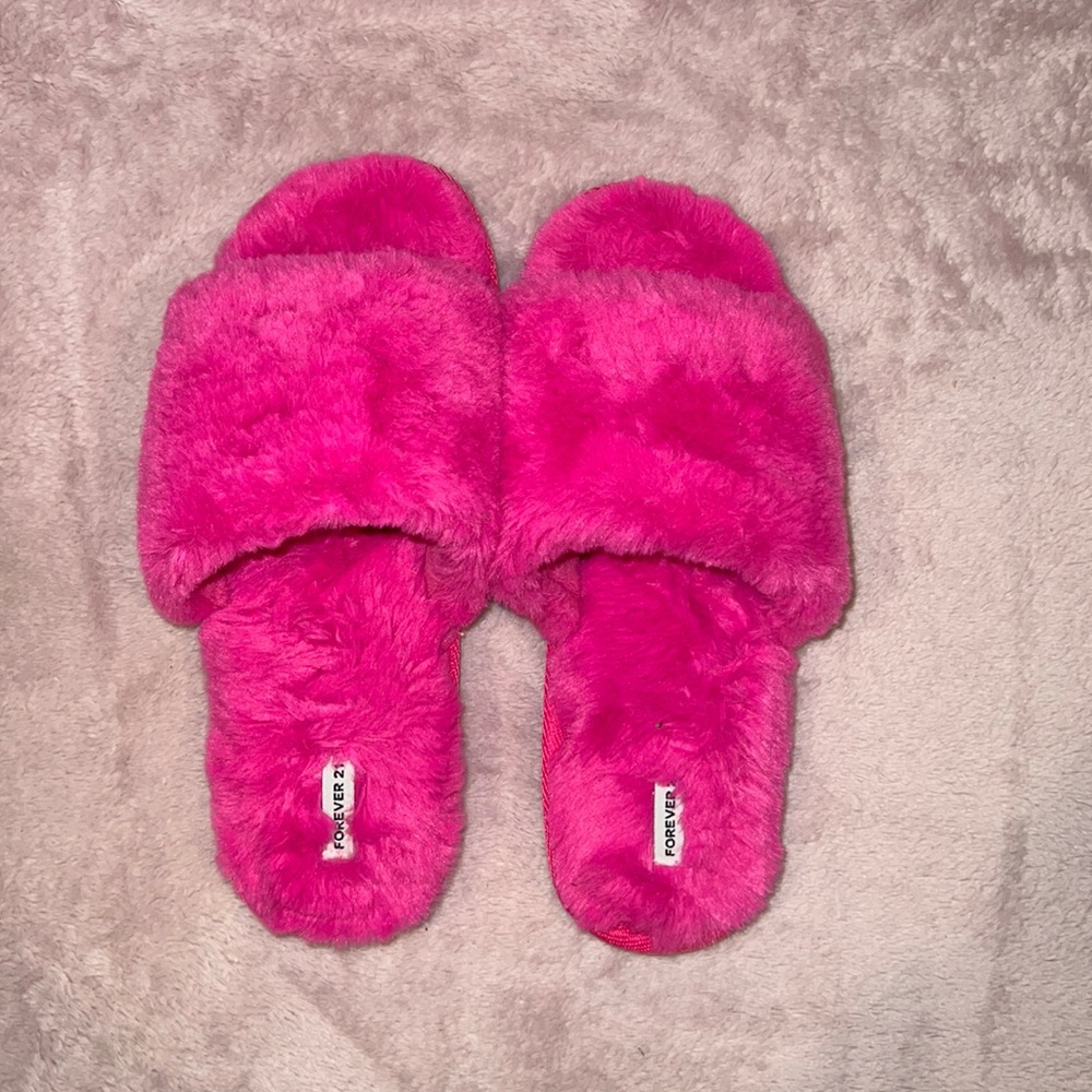 Women’s Pink Forever 21 Slippers-Size Small 5-6